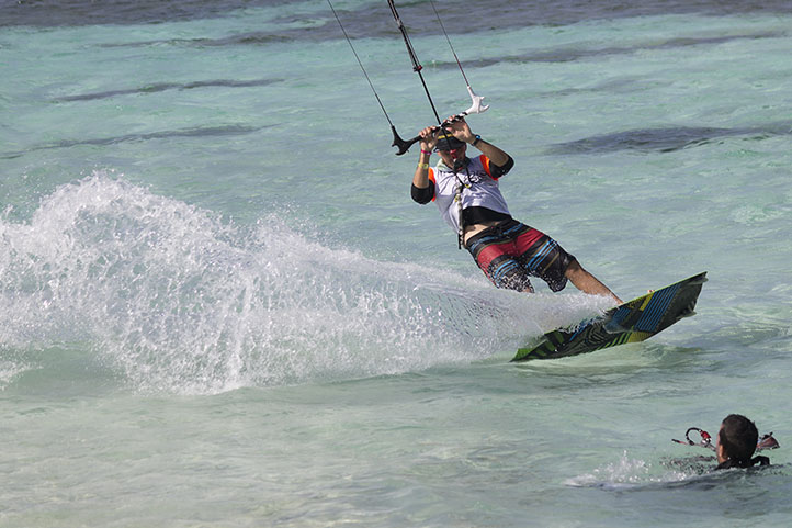 Man kitesurfing in the beach of San Andrés Island